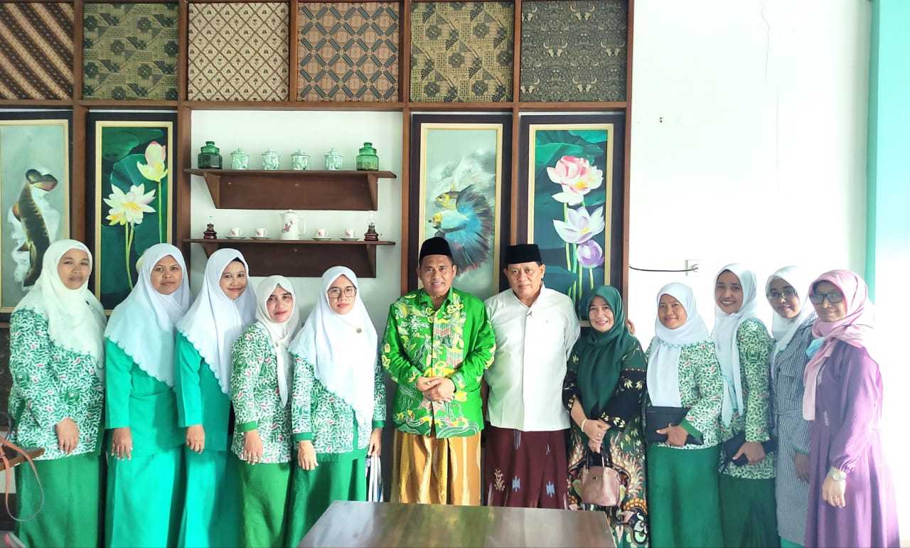 Ketua PCNU Gresik KH Mulyadi (Batik hijau) saat bertemu dan berdialog bersama jajaran Pimpinan Cabang Fatayat NU Gresik. Foto: NUGres