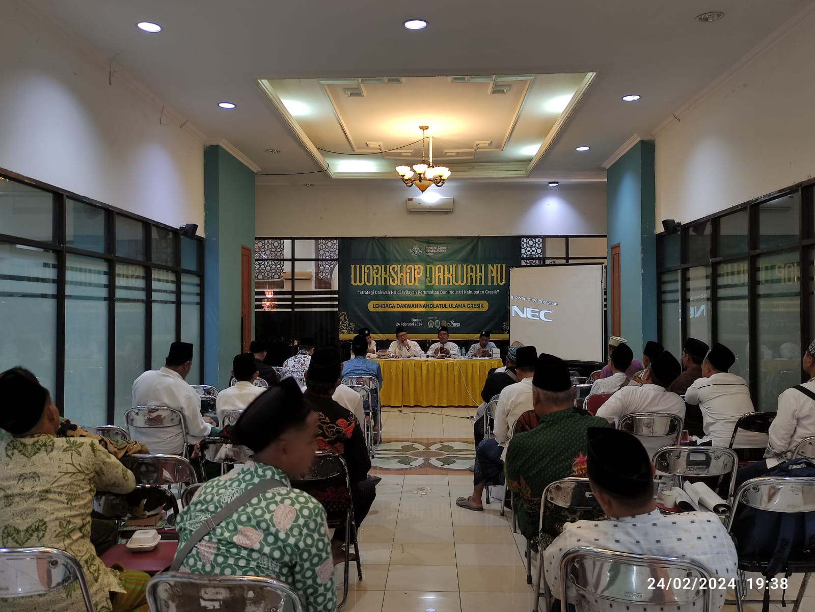 KH Fathoni Abdus Syukur menyampaikan pesan singkat sebelum menutup acara Workshop Dakwah NU oleh PC LDNU Gresik. Foto: NUGres