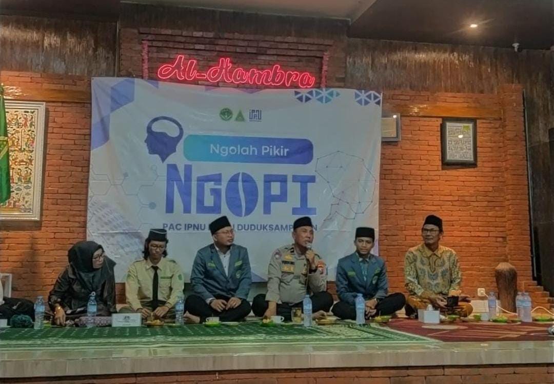 Pak Purnomo saat menghadiri undangan dan memaparkan tips di forum NGOPI (Ngolah Pikir) Pimpinan Anak Cabang IPNU IPPNU Duduksampeyan, Gresik, Kamis (22/2/2024) malam. Foto: dok PAC IPNU IPPNU Duduksampeyan/NUGres