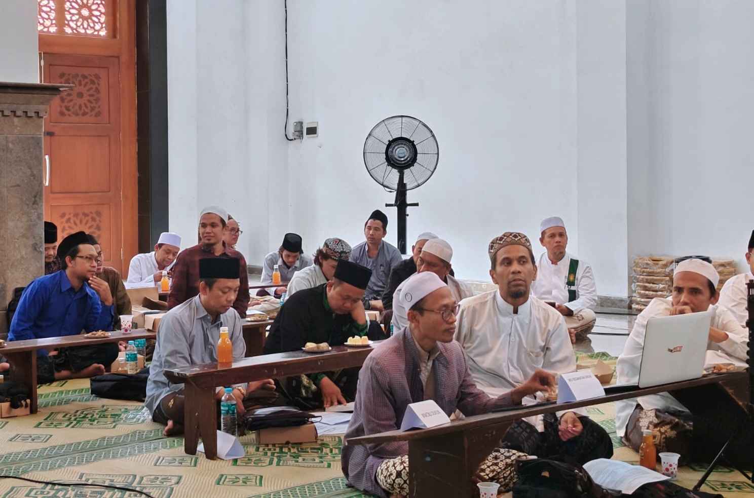 Musyawirin nampak bersemangat dalam pembahasan hukum yang digelar oleh PC LBMNU Gresik, Ahad (18/2/2024). Foto: dok LBMNU Gresik/NUGres