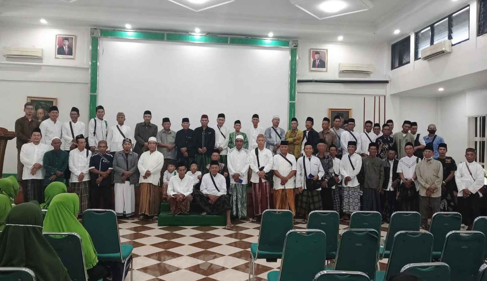 Jajaran Pengurus Ranting NU Tebuwung Dukun Gresik, mengabadikan momen seusai bersilaturahim dengan dzuriyah Ponpes Tebuireng Jombang. Foto: Syafik Hoo/NUGres