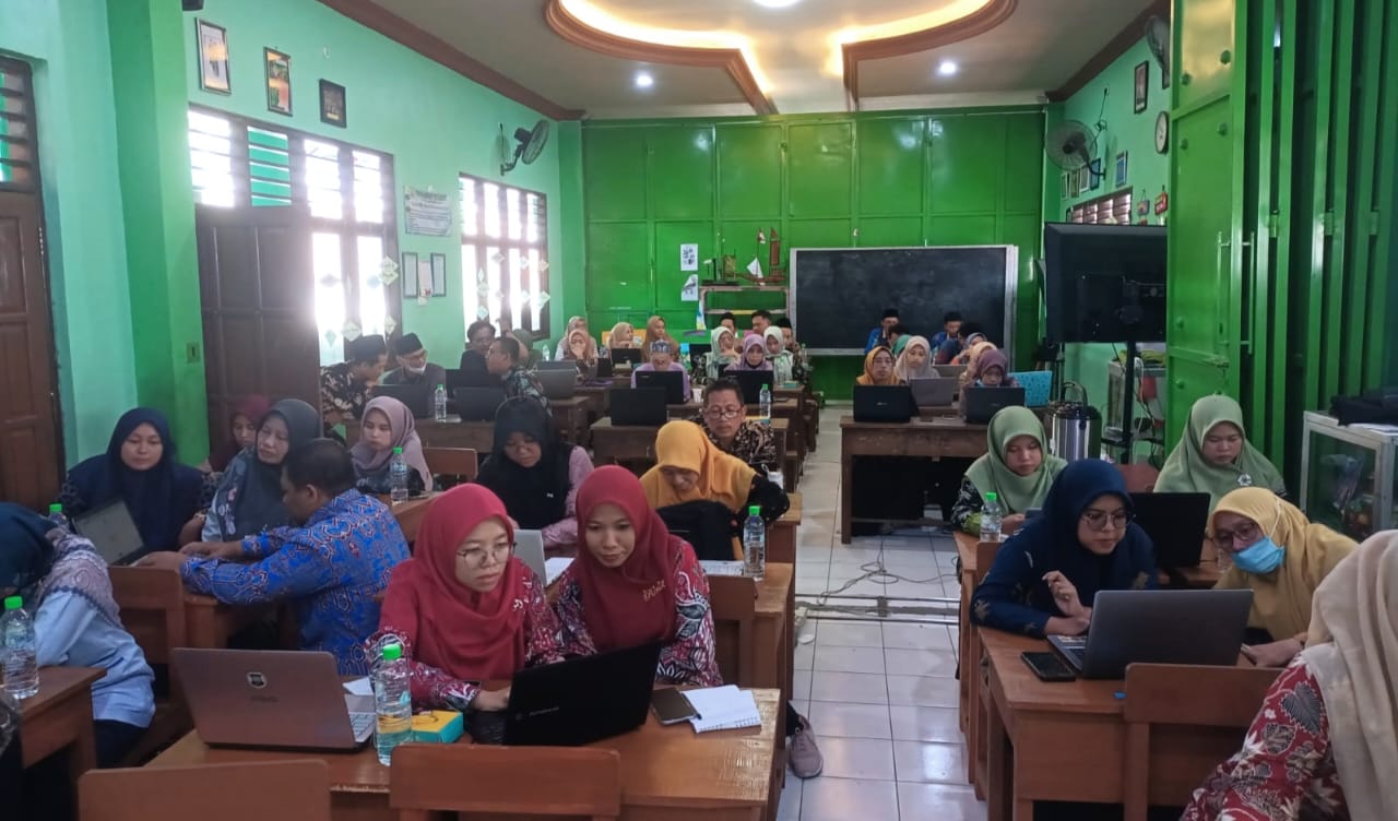 Puluhan peserta utusan madrasah di bawah naungan LP Ma'arif MWCNU Manyar ikuti Bimbingan Teknis pembuatan Website, Ahad (11/2/2024). Foto: dok LP Ma'arif MWCNU Manyar/NUGres