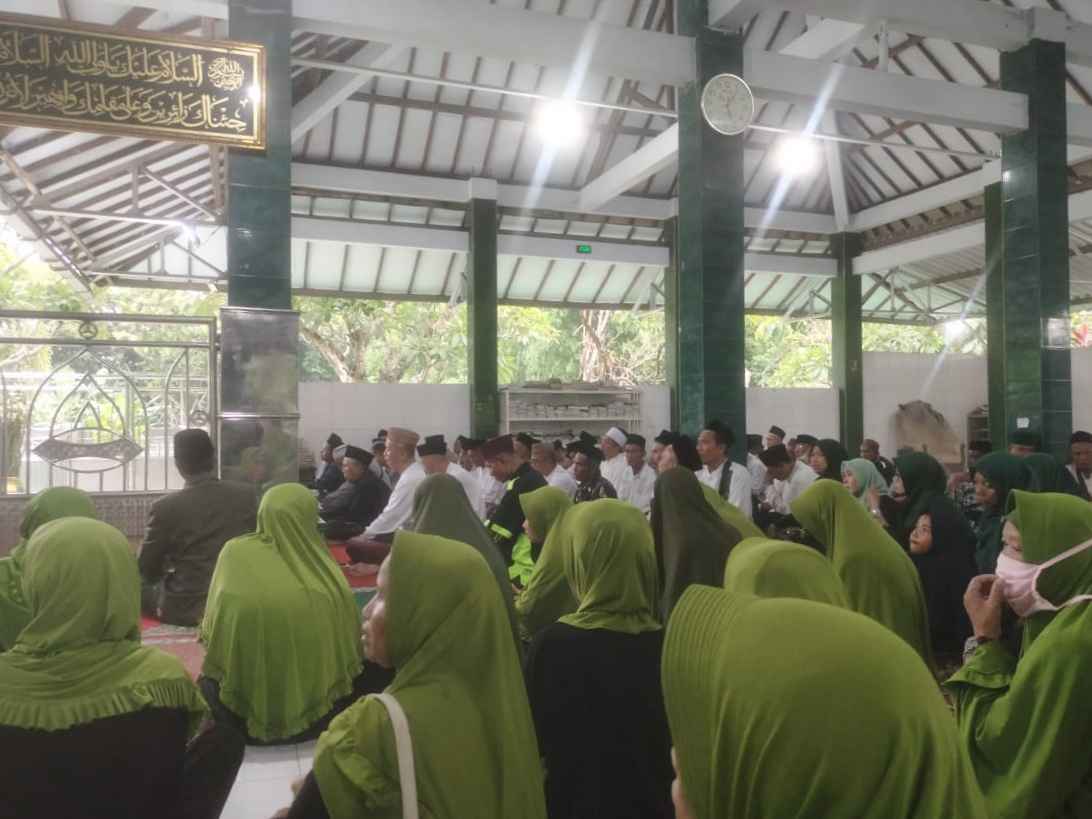 Rombongan Pengurus Ranting Nahdlatul Ulama Tebuwung Dukun Gresik menggelar ziarah ke makbarah Muassis dan Masyayikh NU di Jombang, Selasa (20/2/2024) kemarin. Foto: Syafik Hoo/NUGres