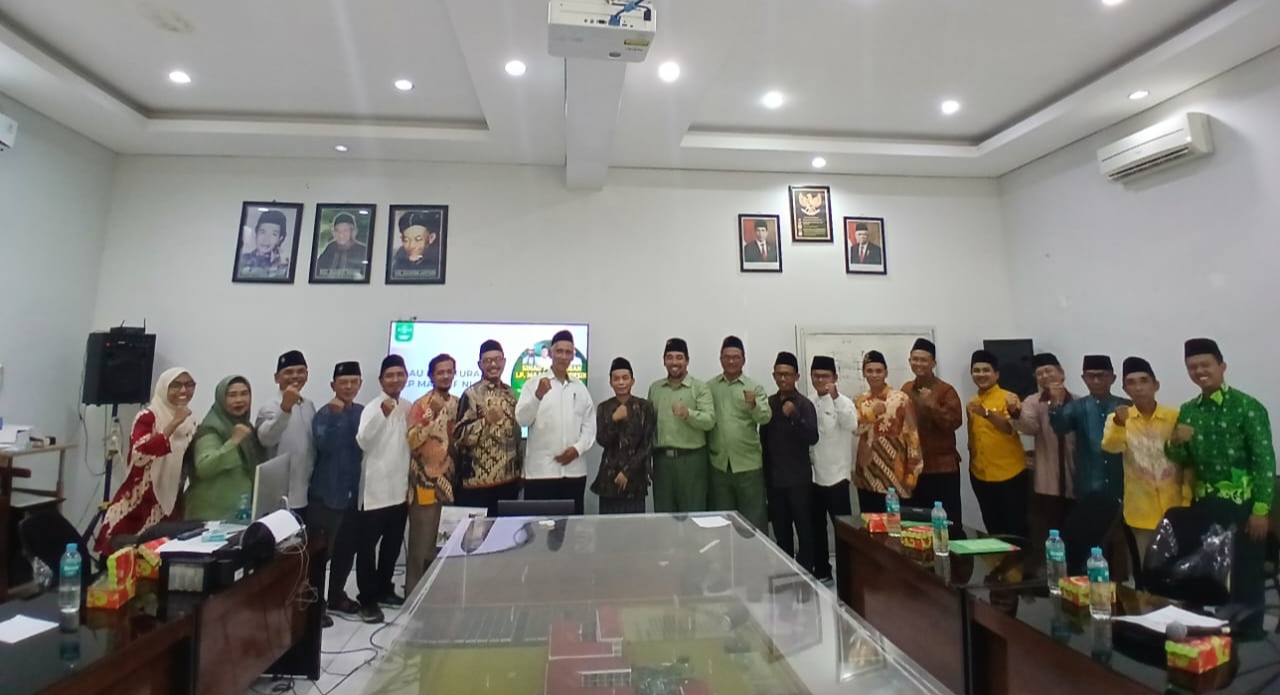 Stakholder MWCNU Gresik, LP Ma'arif NU Cabang Gresik, serta perwakilan pengurus Lembaga Pendidikan di Gresik mengabadikan momen Sinau Peraturan LP Ma'arif NU. Foto: dok MWCNU Gresik/NUGres