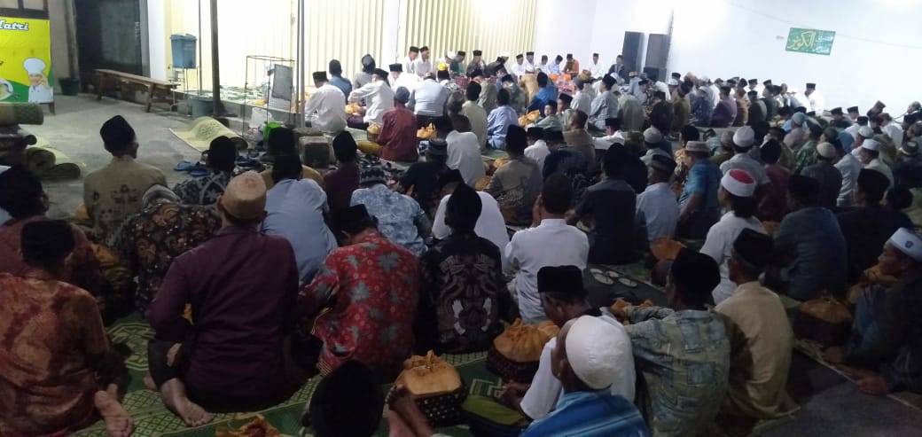 Suasana peringatan 1000 hari wafatnya KH Moh Nadib. Tokoh Wakil Cabang NU Dukun, Gresik pada Selasa (27/2/2024). Foto: Syafik Hoo/NUGres