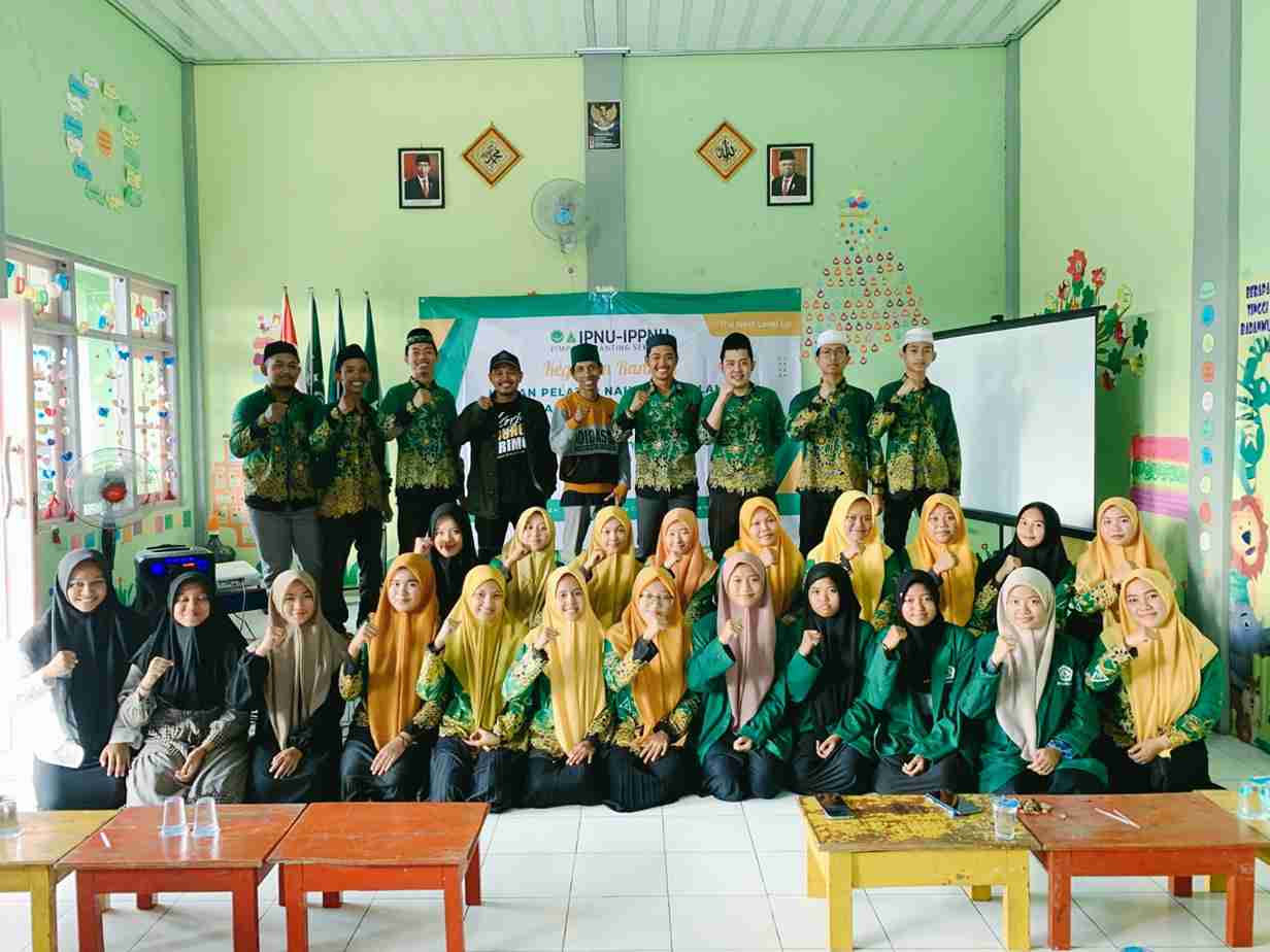 Foto Bersama Peserta dan Narasumber Workshop Jurnalistik dan Desain Grafis Pimpinan Ranting IPNU IPPNU Sekapuk Ujungpangkah Gresik, Sabtu (24/2/2023). Foto: dok PR IPNU IPPNU Sekapuk/NUGres