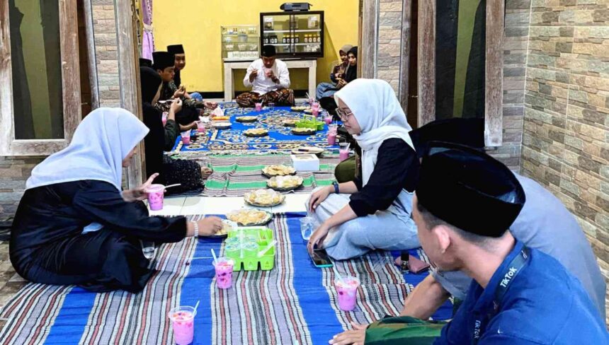 Pimpinan Anak Cabang IPNU IPPNU Cerme melangsungkan progam Anjangsana di bulan suci Ramadhan, Sabtu (16/3/2024). Foto: dok PAC IPNU IPPNU Cerme/NUGres