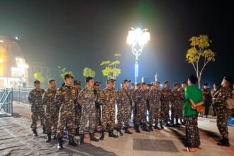 Tak kurang dari 1 Peleton Barisan Ansor Serbaguna Satkoryon Balongpanggang Gresik terjun dan terlibat aktif melakukan pengamanan peresmian Masjid KH Robbach Ma'sum dan pengajian umum peringatan Nuzulul Qur'an 1445 Hijriah, Jumat (29/3/2024) malam. Foto: dok Satkoryon Banser Balongpanggang/NUGres