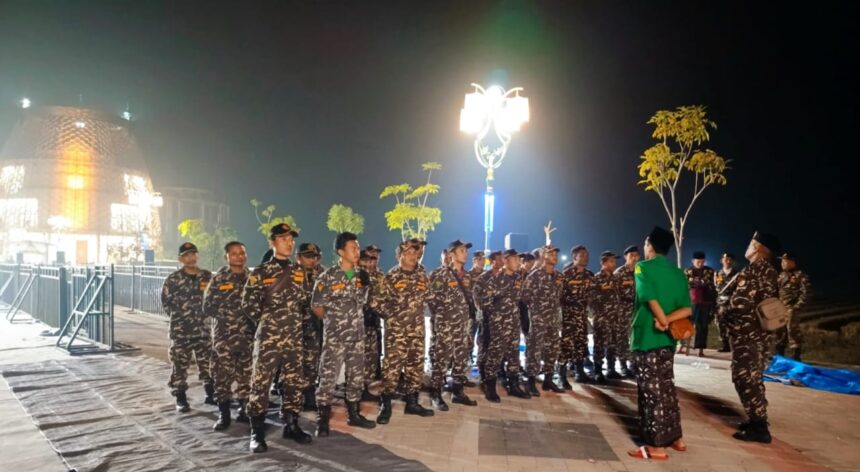 Tak kurang dari 1 Peleton Barisan Ansor Serbaguna Satkoryon Balongpanggang Gresik terjun dan terlibat aktif melakukan pengamanan peresmian Masjid KH Robbach Ma'sum dan pengajian umum peringatan Nuzulul Qur'an 1445 Hijriah, Jumat (29/3/2024) malam. Foto: dok Satkoryon Banser Balongpanggang/NUGres