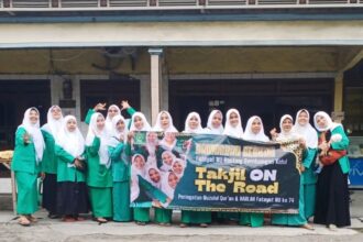 Jajaran Pimpinan Ranting Fatayat NU Sembungan Kidul Dukun Gresik menggelar Takjil on The Road, Jumat (29/3/2024). Foto: dok PR Fatayat NU Sembungan Kidul/NUGres