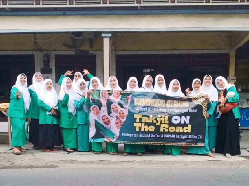 Jajaran Pimpinan Ranting Fatayat NU Sembungan Kidul Dukun Gresik menggelar Takjil on The Road, Jumat (29/3/2024). Foto: dok PR Fatayat NU Sembungan Kidul/NUGres