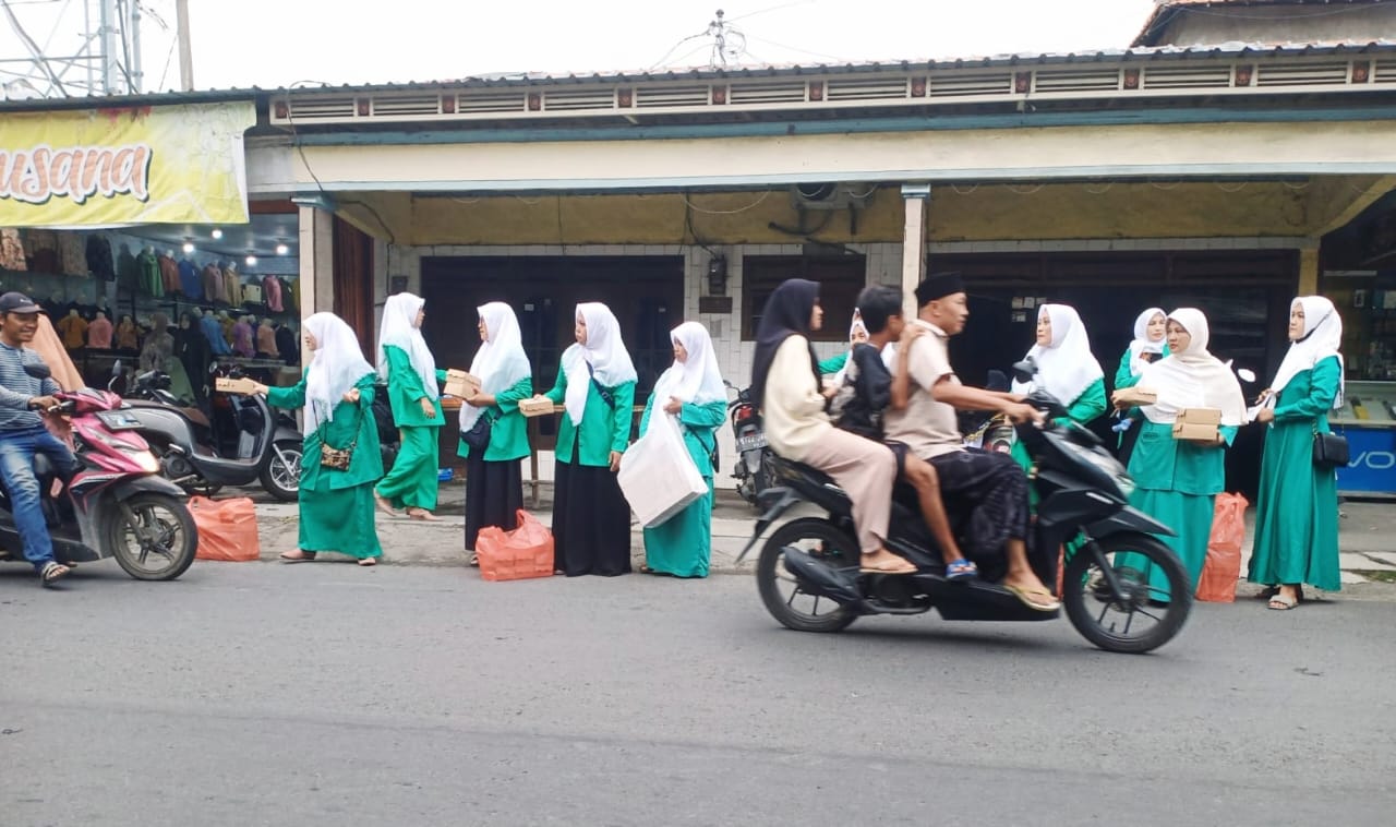 Takjil on The Road Fatayat NU Sembungan Kidul, Dukun Gresik. Foto: dok PR Fatayat NU Sembungan Kidul/NUGres