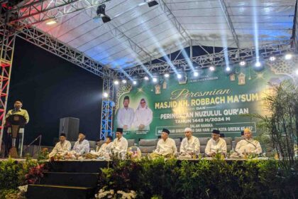 Bupati Gresik H Fandi Akhmad Yani, saat menyampaikan sambutan dalam peresmian Masjid KH Robbach Ma'sum di Kawasan Islamic Center, Kecamatan Balongpanggang Kabupaten Gresik, Jumat (29/3/2024) malam. Foto: Samsul Arif/NUGres