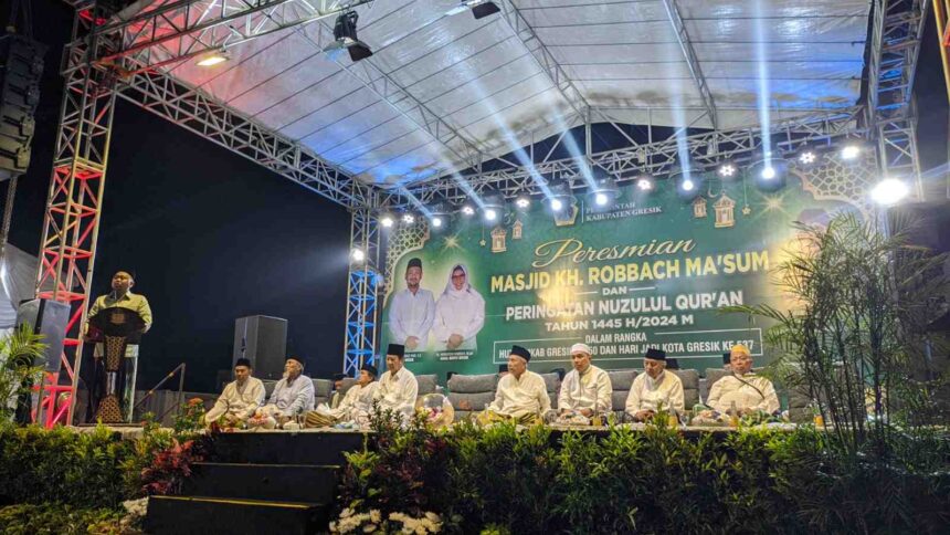 Bupati Gresik H Fandi Akhmad Yani, saat menyampaikan sambutan dalam peresmian Masjid KH Robbach Ma'sum di Kawasan Islamic Center, Kecamatan Balongpanggang Kabupaten Gresik, Jumat (29/3/2024) malam. Foto: Samsul Arif/NUGres