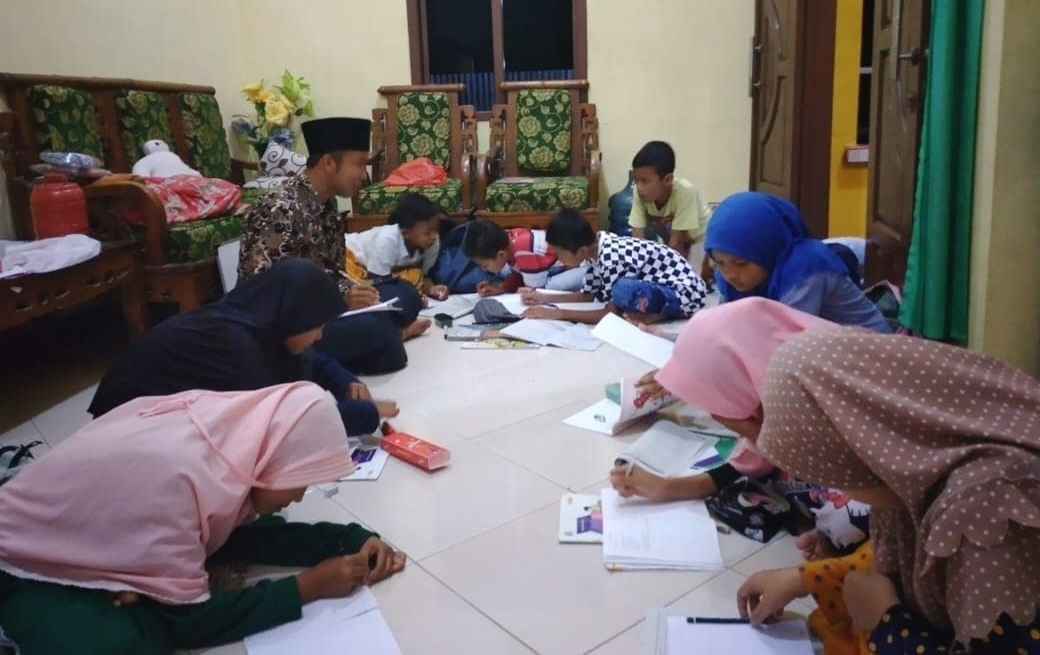 PEDULI PENDIDIKAN. Choirul Anwar, kader sekaligus pengurus harian GP Ansor Cerme Gresik, menyempatkan diri memberikan bimbingan belajar secara gratis bagi pelajar di dusunnya. Foto: dok Rumah Edukasi SBB/NUGres