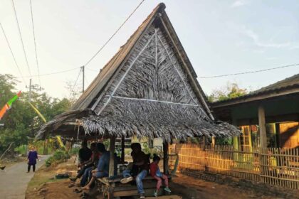 Dhurung Bawean, merupakan rumah khas di Pulau Bawean Gresik yang memiliki berbagai fungsi sebagai lumbung padi hingga tempat bercengkrama. Foto: Miftahul Faiz/NUGres