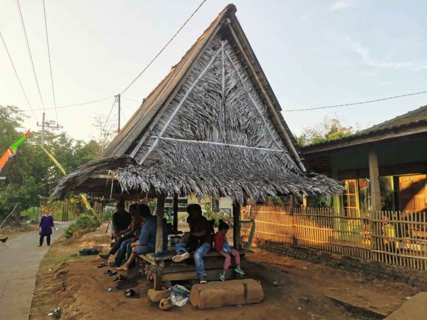 Dhurung Bawean, merupakan rumah khas di Pulau Bawean Gresik yang memiliki berbagai fungsi sebagai lumbung padi hingga tempat bercengkrama. Foto: Miftahul Faiz/NUGres