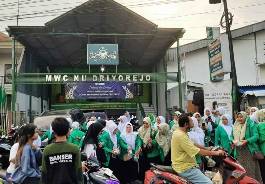 Pimpinan Anak Cabang Fatayat NU Driyorejo berbagi kebahagiaan di Bulan Suci, Ahad (24/3/2024). Foto: dok PAC Fatayat NU Driyorejo/NUGres