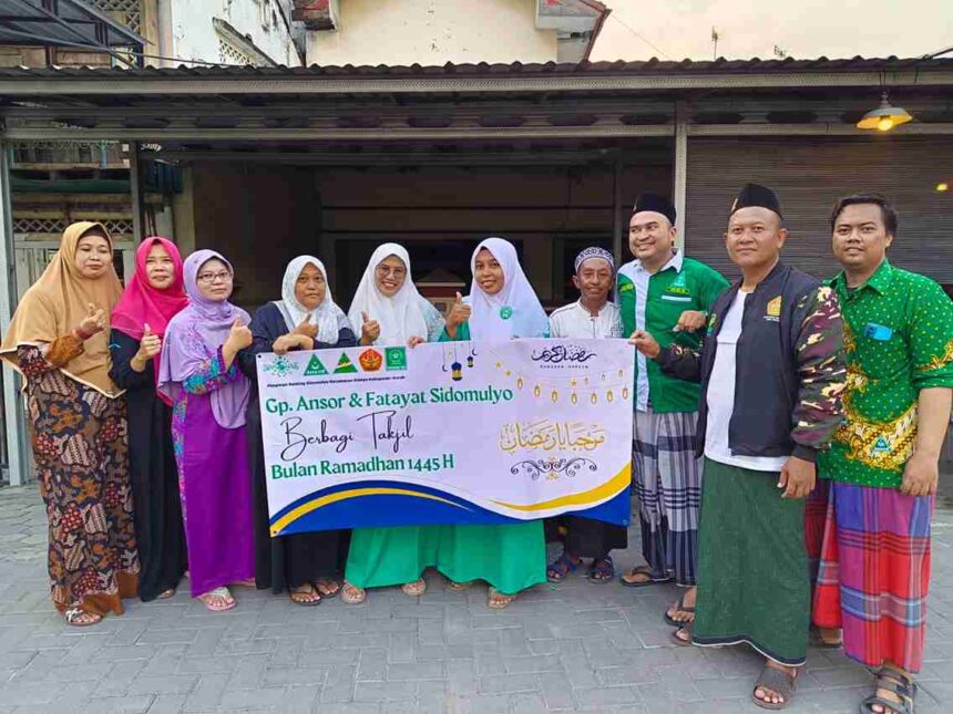 Bagi-bagi takjil dilakukan oleh Pimpinan Ranting GP Ansor Sidomulyo Sidayu Gresik berkolaborasi dengan Fatayat NU setempat, Jumat (22/3/2024) sore. Foto: Yaslim/NUGres