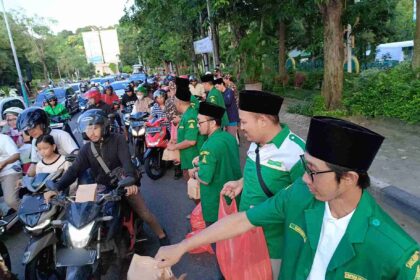 Pimpinan Anak Cabang GP Ansor Kebomas Gresik bagi-bagi takjil, Sabtu (30/3/2024). Foto: dok PAC GP Ansor Kebomas/NUGres