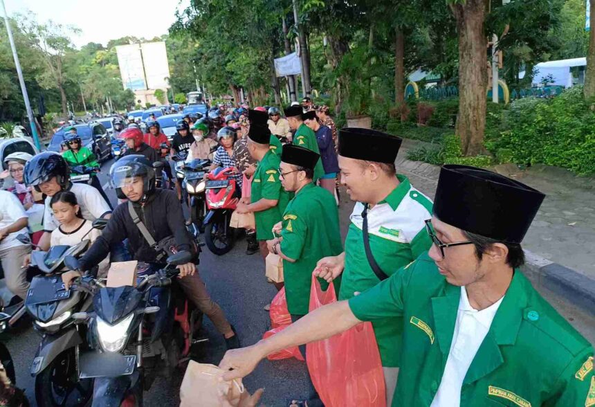 Pimpinan Anak Cabang GP Ansor Kebomas Gresik bagi-bagi takjil, Sabtu (30/3/2024). Foto: dok PAC GP Ansor Kebomas/NUGres