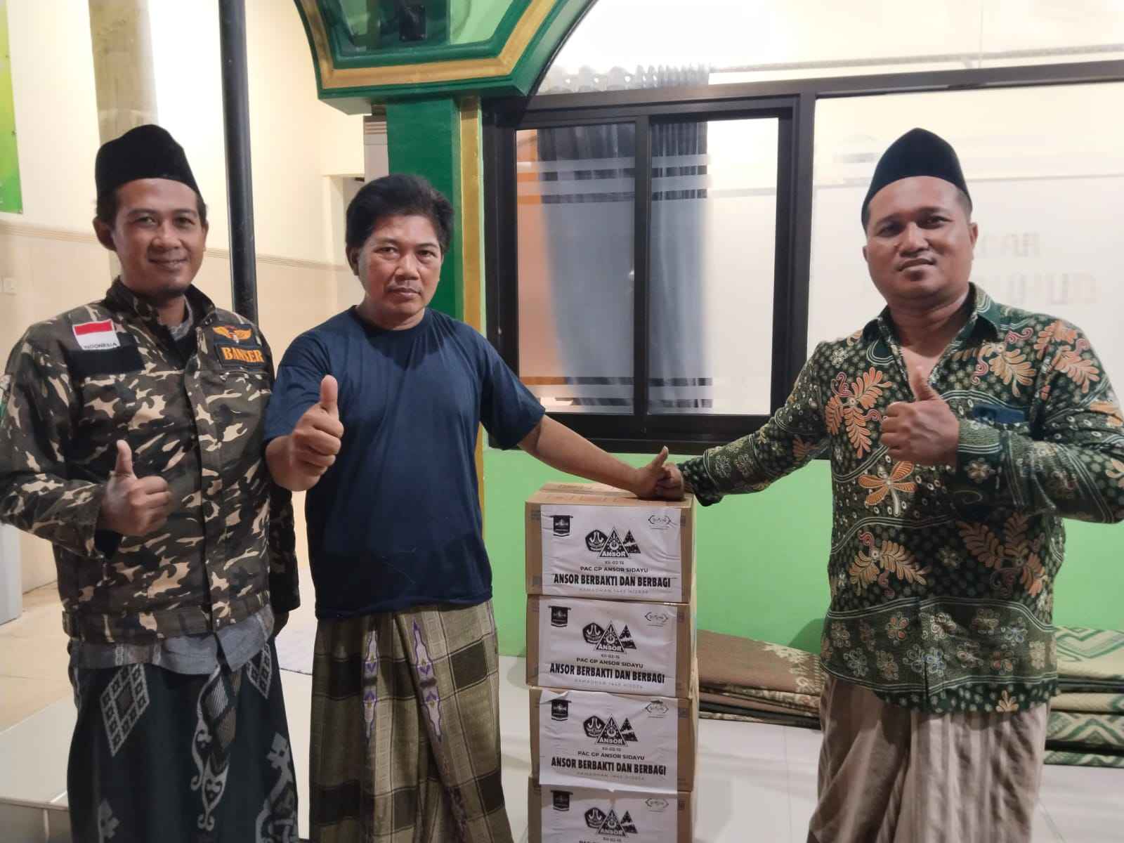 Distribusi air mineral hasil donasi di Mushalla. Foto: dok PAC GP Ansor Sidayu/NUGres