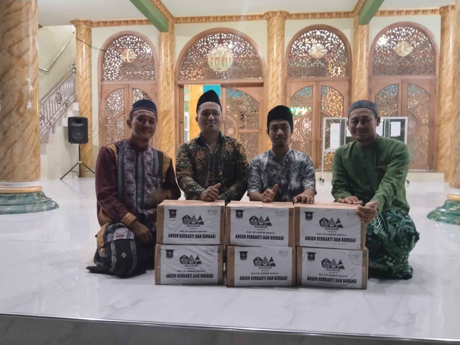 Semarak Ramadhan 1445 Hijriah, PAC GP Ansor Sidayu Gresik mendistribusikan air mineral ke sejumlah masjid dan musholla. Foto: dok PAC GP Ansor Sidayu/NUGres