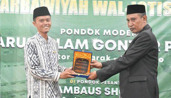 Gus H Moch Muqsith (kanan) saat menerima cinderamata kunjungan Santri PM Gontor. Foto: ist/NUGres