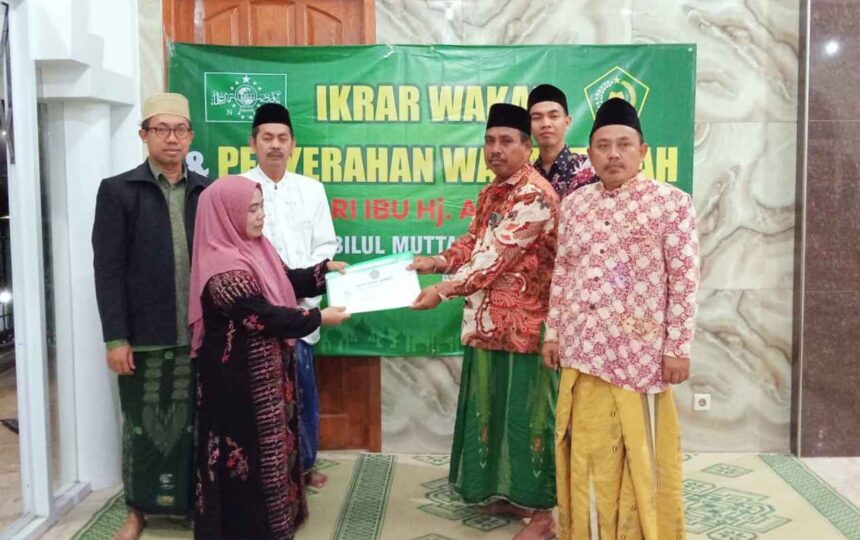 Hj Aminah Nahdliyin Brak Wadeng Kecamatan Sidayu Gresik, mewakafkan tanahnya untuk Nahdlatul Ulama diterima oleh Ketua Tanfidziyah MWCNU Sidayu, Jumat (22/3/2024). Foto: dok LTM MWCNU Sidayu/NUGres