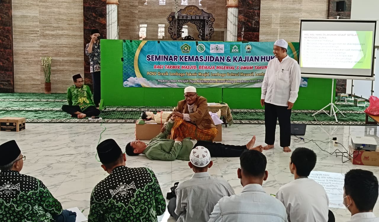 Praktek pemulasaran jenazah juga disampaikan dalam Seminar Kemasjidan kolaboratif antara LTMNU dan LBMNU Gresik. Foto: dok PC LTMNU Gresik/NUGres