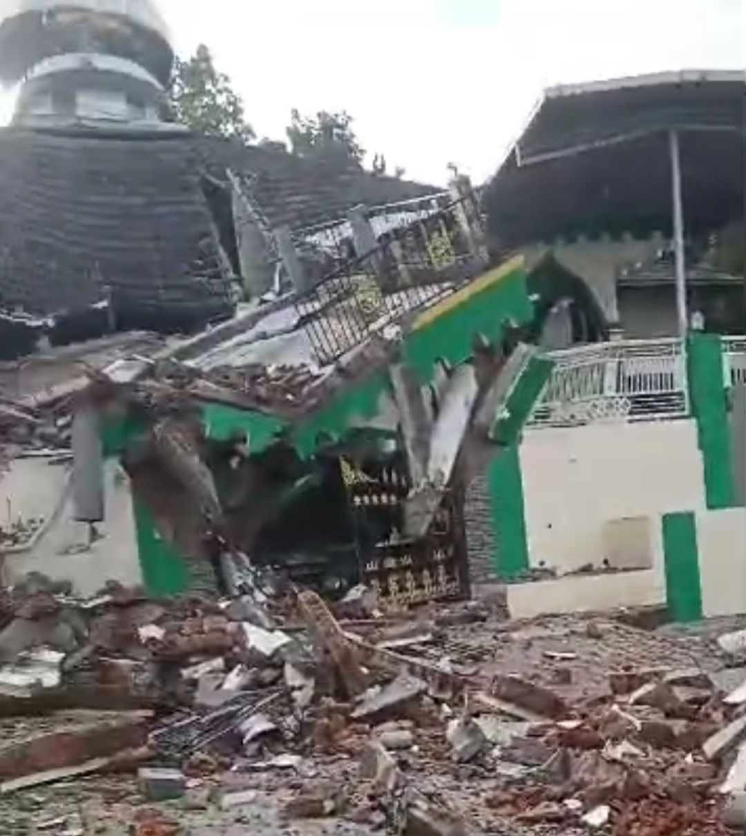 AMBRUK. Masjid Muhajirin di Dusun Belibbak Gunung, Desa Gunung Teguh, Kecamatan Sangkapura Pulau Bawean Gresik, Jumat (22/3/2024) sore. Foto: ist/NUGres