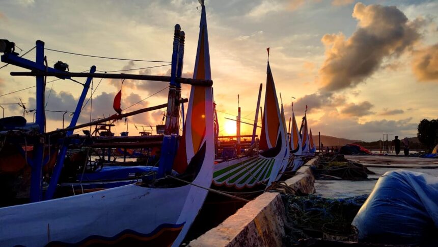 Kapal nelayan di Pulau Bawean, Kabupaten Gresik. Foto: Miftahul Faiz/NUGres