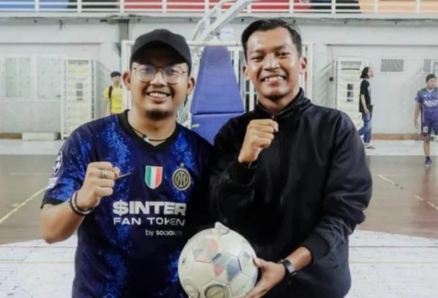 (Kiri-kanan) Ketua PAC IPNU Duduksampeyan M. Fiqih Febrianto dan Ketua PAC IPNU Manyar M. Mufti Sulchi, jelang kick off sparing futsal. Foto: dok PAC IPNU Duduksampeyan/NUGres