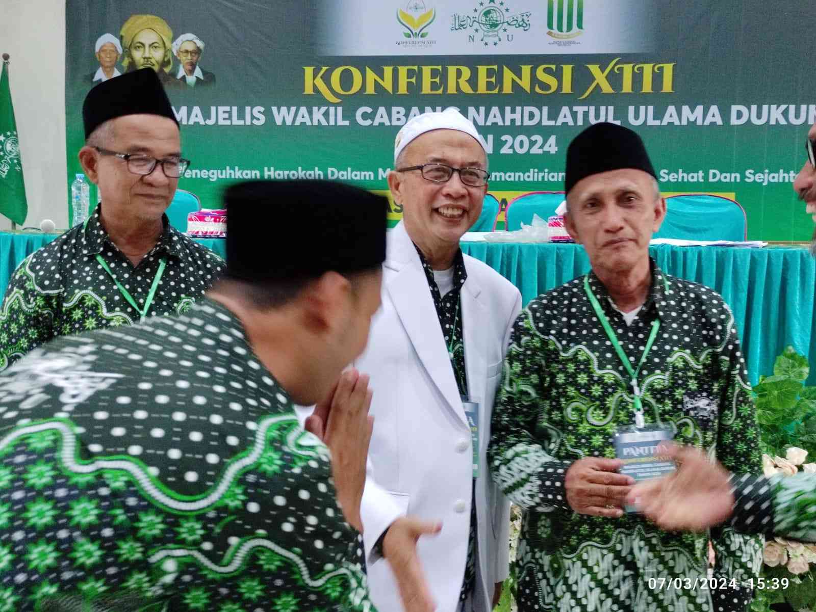 Rais Syuriyah MWCNU Dukun KH Thoyyib Mas'udi (baju putih) dan Ketua Tanfidziyah KH Moh Sholeh (paling kanan) seusai terpilih secara aklamasi memangku kembali MWCNU Dukun masa khidmat 2024 - 2029. Foto: NUGres