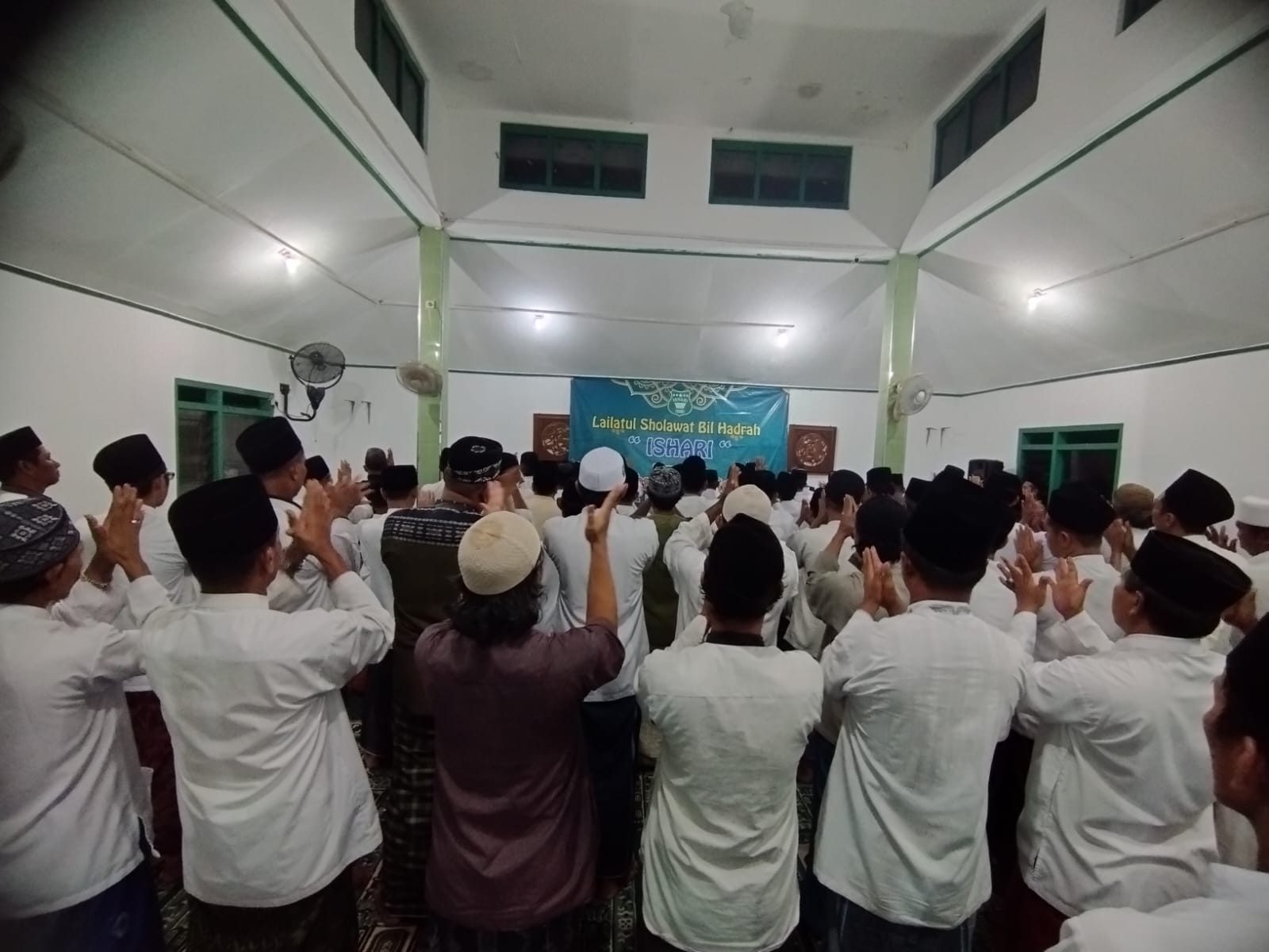 Lailatul Hadrah ISHARI NU dari Gresik, Lamongan dan Surabaya semarakkan peringatan Haul Raden Supeno putra Kanjeng Sunan Giri, Sabtu (2/4/2024). Foto: dok ISHARI NU Kebomas/NUGres