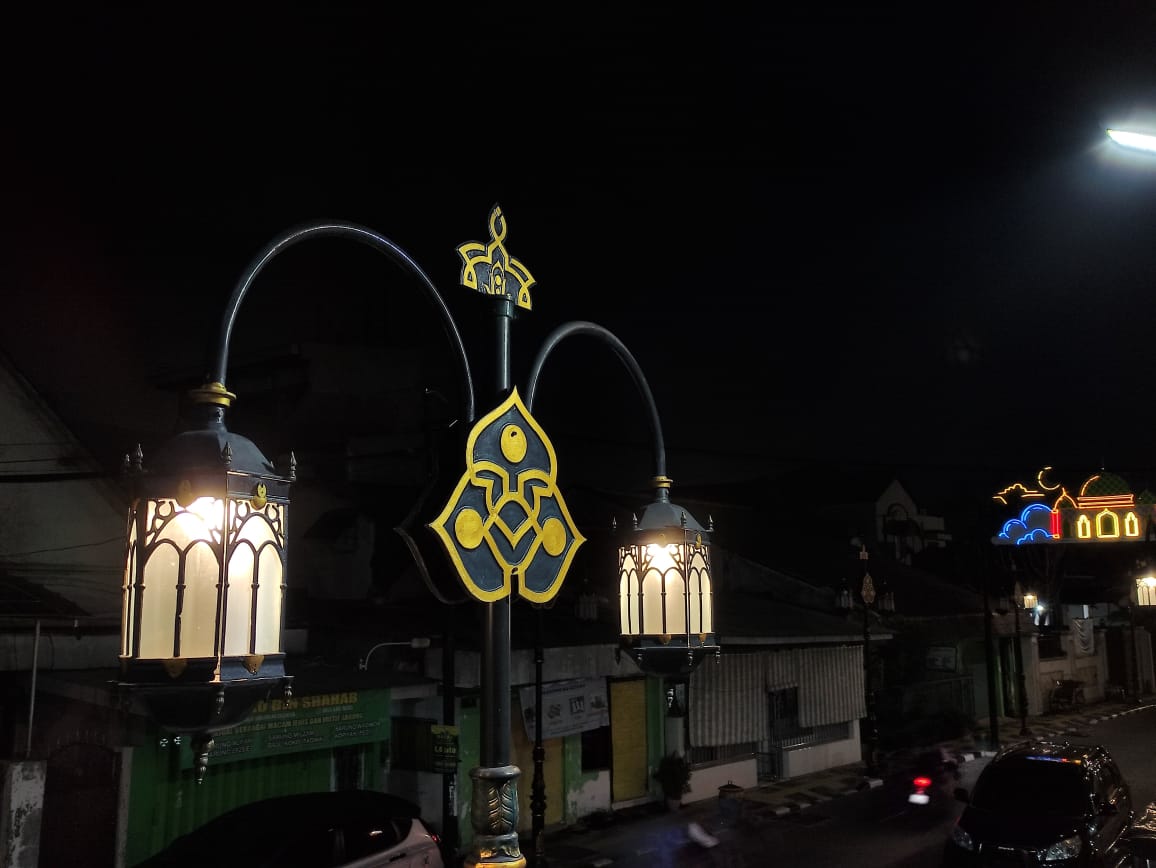 Foto lampu tepi jalan di kompleks makbarah Kanjeng Sunan Maulana Malik Ibrahim, Gresik. Foto: NUGres
