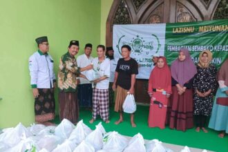 NU Care Lazisnu Ranting NU Mriyunan Sidayu, menyalurkan paket sembako kepada para dhuafa di desa setempat, Senin (25/3/2024). Foto: dok Lazisnu Mriyunan/NUGres