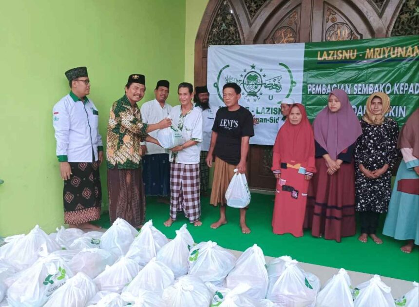 NU Care Lazisnu Ranting NU Mriyunan Sidayu, menyalurkan paket sembako kepada para dhuafa di desa setempat, Senin (25/3/2024). Foto: dok Lazisnu Mriyunan/NUGres