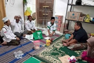 Tim NU Care Lazisnu Ranting NU Dukunanyar, Dukun Gresik saat menyerahkan bantuan bencana kepada keluarga korban kebakaran kios, Selasa (26/3/2024). Foto: dok Lazisnu Dukunanyar/NUGres