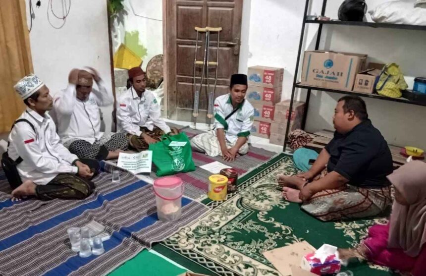 Tim NU Care Lazisnu Ranting NU Dukunanyar, Dukun Gresik saat menyerahkan bantuan bencana kepada keluarga korban kebakaran kios, Selasa (26/3/2024). Foto: dok Lazisnu Dukunanyar/NUGres