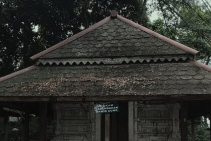 Kompleks makam Panembahan Kawis Guwo. Lokasi makamnya bersebelahan dengan makam sang ayah, yakni Kanjeng Sunan Prapen. Foto: Febrian Kisworo/NUGres