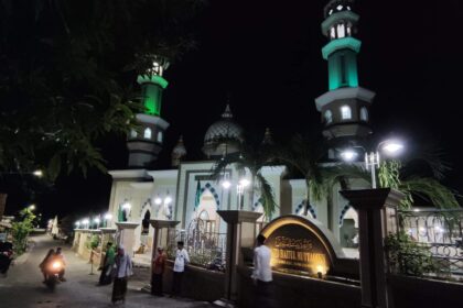 Masjid tertua dalam sejarah "Pulo Mengare". Saat ini Mengare sendiri masuk dalam wilayah administrasi pemerintah Kecamatan Bungah Kabupaten Gresik, dan terdapat tiga desa dalam wilayah tersebut. Foto: NUGres