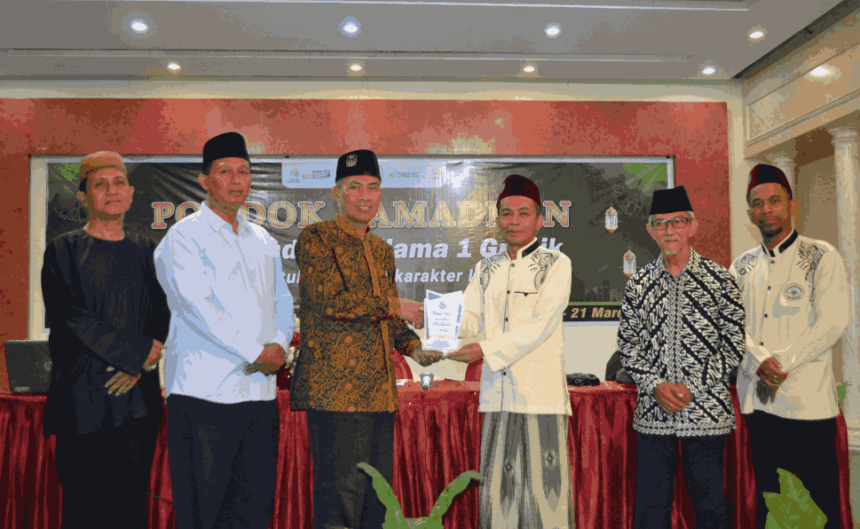 Pondok Ramadhan di SMANU 1 Gresik menghadirkan para Kiai dan Ulama dari MUI Kecamatan Gresik untuk memberikan wawasan agama kepada peserta didik. Foto: dok SMANU 1 Gresik/NUGres