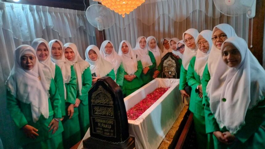 Pimpinan Anak Cabang Fatayat NU Kebomas saat berziarah di makbarah Kanjeng Sunan Giri Kebomas Gresik, Ahad (24/3/2024). Foto: dok PAC Fatayat NU Kebomas/NUGres