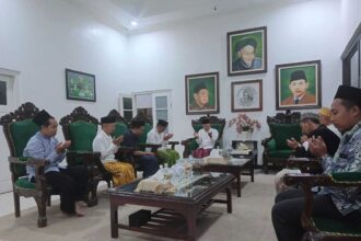 SOWAN. Ketua PCNU Gresik Drs KH Mulyadi MM, mendampingi Panitia Haul Akbar Muassis NU saat sowan memohon arahan dan petunjuk kepada KH Abdul Hakim Mahfudz selaku Pj Ketua PWNU Jatim, di ndalem Pondok Pesantren Tebuireng Jombang, Sabtu (30/3/2024) kemarin. Foto: dok Panitia Haul/NUGres