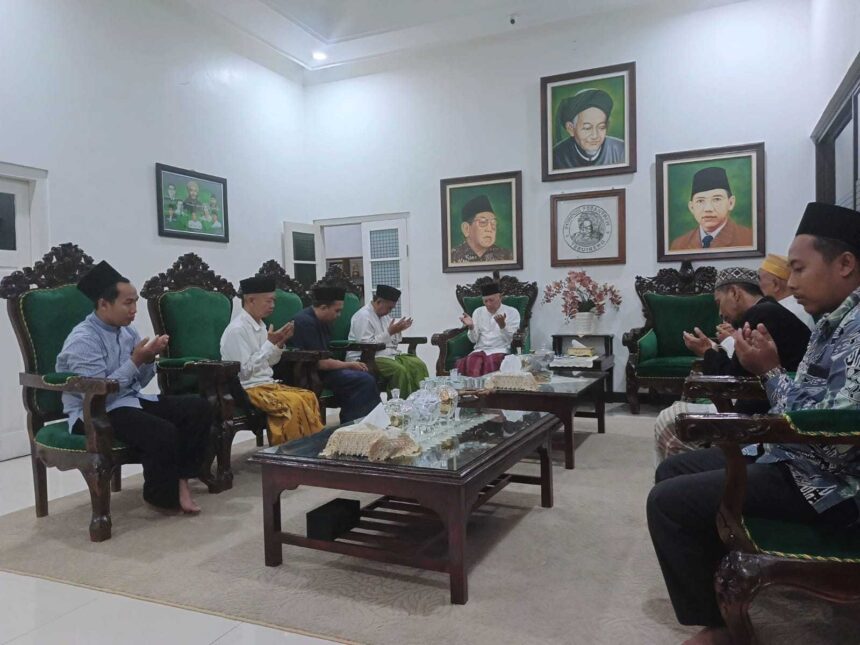 SOWAN. Ketua PCNU Gresik Drs KH Mulyadi MM, mendampingi Panitia Haul Akbar Muassis NU saat sowan memohon arahan dan petunjuk kepada KH Abdul Hakim Mahfudz selaku Pj Ketua PWNU Jatim, di ndalem Pondok Pesantren Tebuireng Jombang, Sabtu (30/3/2024) kemarin. Foto: dok Panitia Haul/NUGres