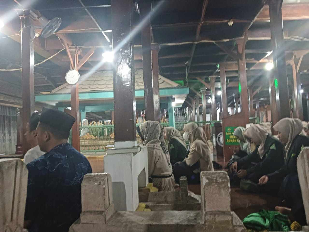 Rekan rekanita PC IPNU IPPNU Gresik nampak khidmat membaca Yasin dan Tahlil di Makam Sunan Giri. Foto: dok PC IPNU IPPNU Gresik/NUGres