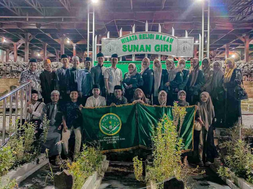 Nyarkub dan Teladani Akar Sejarah, PC IPNU IPPNU Gresik Ziarah ke Makam Kanjeng Sunan Giri, Ahad (17/3/2024). Foto: dok PC IPNU IPPNU Gresik/NUGres