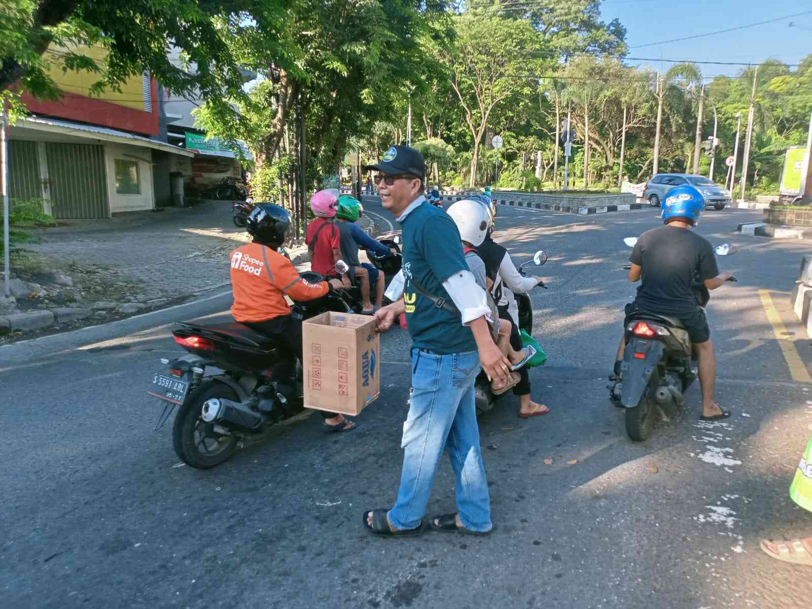 Aksi solidaritas mengajak para pengguna jalan di simpang Jalan Raya Dr Wahidin Sudirohusodo Kebomas Gresik. Foto: dok LPBI MWCNU Kebomas/NUGres