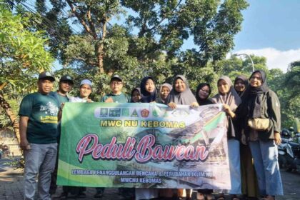 Sejumlah pegiat LPBI MWCNU bersama PAC IPNU IPPNU Kebimas menggalang solidaritas peduli Bawean, Sabtu (30/3/2024). Foto: dok LPBI MWCNU Kebomas/NUGres